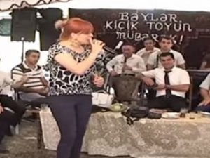 Azərbaycanda toyda qadın müğənnidən biabırçılıq: 18+ mahnı oxudu-VİDEO