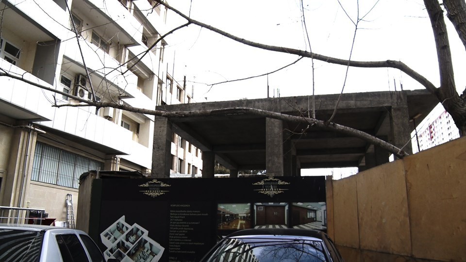 “Baku Lüks Tikinti”nin qanunsuz hərəkəti kütləvi etirazlara səbəb oldu – FOTO – VİDEO