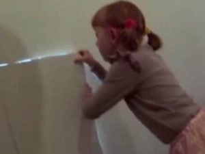 6 yaşlı uşaq mənzildə gizli otaq tapdı – Qapını açanda GÖRDÜKLƏRİNƏ İNANMADI/VİDEO