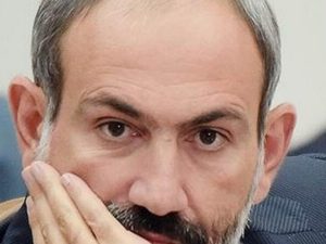 Masanın üstündəki qələm Paşinyanı çaşdırdı – Video