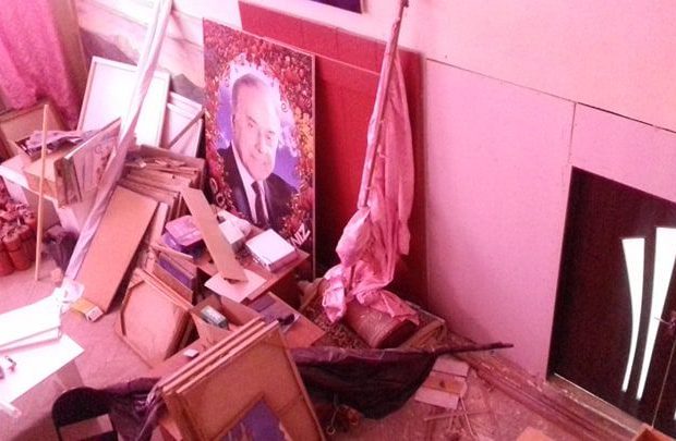 Ulu Öndərin və prezident İlham Əliyevin portretləri tullantılar arasına atılıb – Kürdəmir Mədəniyyət evindəki mədəniyyətsizlik! – FOTOLAR Ulu Öndərin və prezident İlham Əliyevin portretləri tullantılar arasına atılıb – Kürdəmir Mədəniyyət evindəki mədəniyyətsizlik! – FOTOLAR