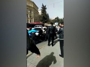 Yasamalda dəhşət: Oğurluq edib qaçan şəxs ətrafdakılara bıçaqla hücum etdi – ANBAAN VİDEO