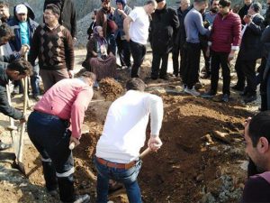 Məzarlıqda ŞOK HADİSƏ – Tabutu açanda GÖZLƏRİNƏ İNANMADILAR (FOTOLAR)