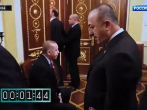 Rus mediası Putinin Ərdoğanı dəhlizdə gözlətdiyi anın kadrlarını yaydı – VİDEO