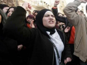 Hicablı feminist aksiyada iştirak etdiyinə görə dayısı tərəfindən döyülüb – FOTO