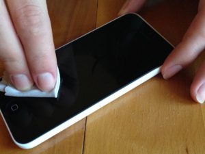 Koronavirus mənbəyi əlinizin altındadır – Mobil telefonları necə dezinfeksiya etməli?