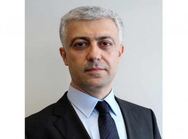 BP-nin vitse-prezidenti Zaur Payaşev liftin düyməsini əllə deyil, ayaqla basır – VİDEO BP-nin vitse-prezidenti Zaur Payaşev liftin düyməsini əllə deyil, ayaqla basır – VİDEO
