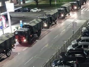 Cəsədlərlə dolu hərbi maşınlar ard-arda düzülüb: Dünyanı dəhşətə gətirən görüntülər (VİDEO)