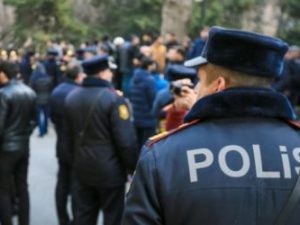 “Patron” tumlarının direktor müavini polis əməkdaşını maşınla vurub