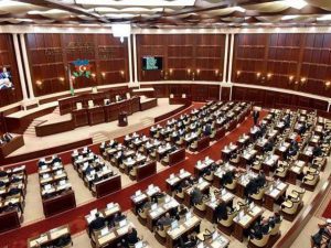 Yol polisinə tabe olmayıb karantin rejimini pozan Milli Məclisin əməkdaşı işdən qovuldu