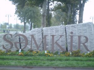 Şəmkirdə icra başçısı görün nə edir… – Varlılardan alıb, öz adından kasıblara paylamaq istəyir…