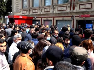 190 manata görə pozulan karantin: Kapital bankın qarşısında görünməyən sıxlıq yaşandı – VİDEOREPORTAJ