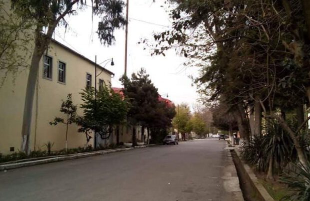 Lənkəranda inanılmaz “BÜDCƏ QƏNAƏTİ”: Dirəklərdə lampa əvəzinə vedrə asıblar – FOTOLAR Lənkəranda inanılmaz “BÜDCƏ QƏNAƏTİ”: Dirəklərdə lampa əvəzinə vedrə asıblar – FOTOLAR