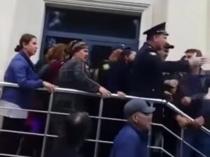 SON DƏQİQƏ! Biləsuvar rayonunda vətəndaşlar aclıqdan polisə hücum etdi -VİDEO – Yenilənib