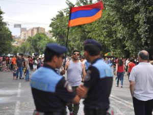 Yerevanda polislə vətəndaşlar arasında dava düşdü