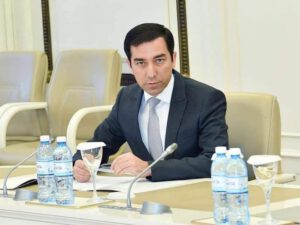 Milli Məclisin şöbə müdiri “facebook”da maşın satır – FOTOLAR