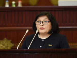 Spiker: “Deputatlar telefondan başını qaldırmır”