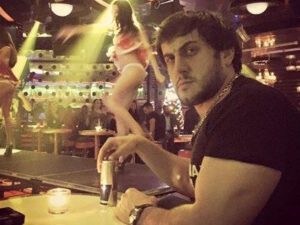İcra başçısının oğlu avtosalona hücum etdi — 150 minlik avtomobil qalmaqalı (FOTO/VİDEO)