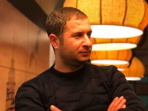 Jurnalistdən deputata:”Sənin kimi adamlar Avropada ən yaxşı halda “moyşik” işləyərdi””