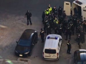 “Polisin üzərinə zibil atmaq etiraz növlərindən biridir”
