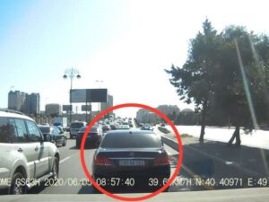 Bakıda sürücüsü söyüş söyən “AA” seriyalı avtomobil kimindir? – VİDEO