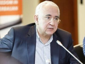Tanınmış vəkil: “Görəsən koronavirus deputatların hamısını, yoxsa saxta seçilənləri tutub?”
