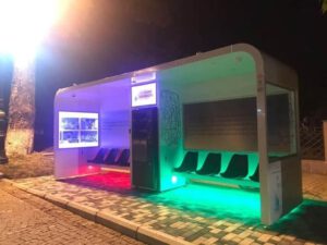 Azərbaycanda ilk dəfə pulsuz Wi-Fi və mini-barı olan dayanacaq quraşdırılıb – FOTO