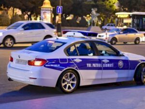 Yol polisi jurnalistə qarşı kobud hərəkət etdi: “Bunu basın maşına aparın”