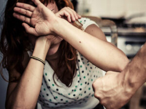 Bakıda qadın kafedə döyülərək ağır xəsarət alıb