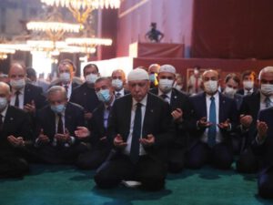Rəy sorğuları AKP-ni mühafizəkar cinaha daha çox sürükləyir –HAKİM PARTİYANIN SEÇİCİ BAZASI KİÇİLİR