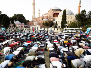 Türkiyə namaz qılmaq üçün “Ayasofya”ya axışdı – Ərdoğan da burdadır (FOTO)
