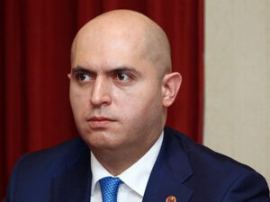 “Ermənistan Təhlükəsizlik Şurasının binasını sökün, yerində çiyələk əkin” – Aşotyan