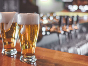 Pivə gecikdi, qan töküldü: Qazaxda kişi ofisiant sevgilisini bıçaqlayanları qana boyadı – TƏFƏRRÜAT