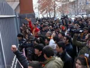 “Paşinyan aşağı düş, bizə həqiqəti de” – Ermənilər hökumət binasına HÜCUM ÇƏKDİ