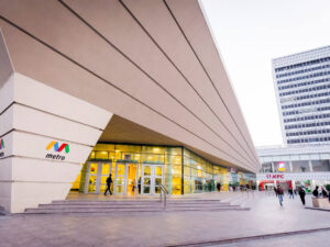 İki metrostansiyanın girişi açıldı