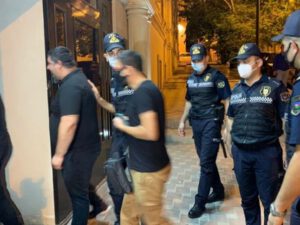 Bakıda məşhur restoranda polis əməliyyatı – Qaçan müştəri belə tutuldu – VİDEO