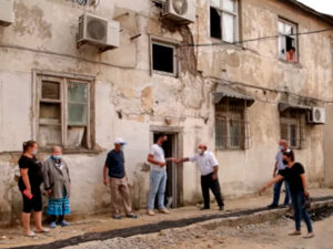 Bakıda köhnə bina çəkiliş zamanı uçdu – VİDEO