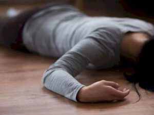 Bakıda gənc qız eyvandan yıxılıb öldü – FOTO