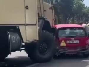 Bakıda təlim avtomobili hərbi maşının altına girdi: avtomobildə qadınlar olub – FOTO
