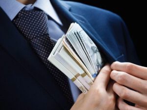 Azərbaycanda sabiq yüksək vəzifəli məmurlar yüz minlərlə manat rüşvətə görə həbs edildilər – RƏSMİ