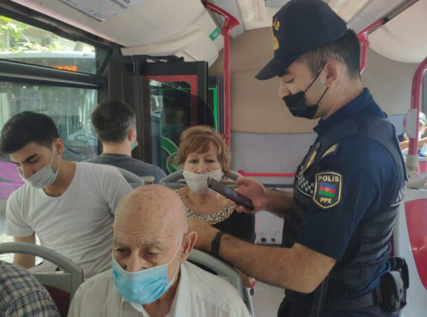 Bakı polisi hərəkətə keçdi – Qaydaları pozanlar cərimələnir – FOTOLAR Bakı polisi hərəkətə keçdi – Qaydaları pozanlar cərimələnir – FOTOLAR