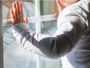 Azərbaycanda DƏHŞƏT: 3 yaşlı uşaq binadan yıxılıb öldü – Qonaq getmişdilər