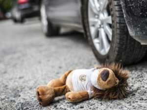 Bakıda dəhşətli qəza: Avtomobil iki yaşlı körpənin üstündən keçdi