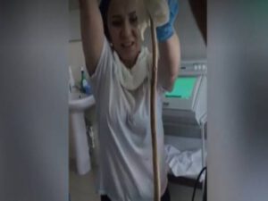 Qadının ağzından iri ilanı çıxaran həkimlər dəhşətə gəldi… – VİDEO
