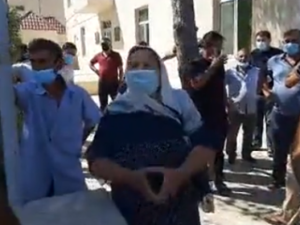 Qəsəbə sakinləri bələdiyyənin qarşısına toplaşıb: Su istəyirlər
