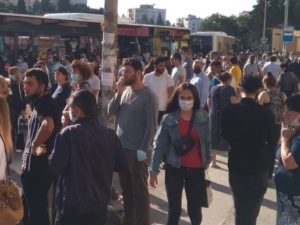 “Şamaxinka”dakı avtobus dayanacağında sərnişin izdihamı – FOTO