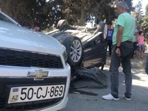 Sumqayıtda ağır qəza: Maşın aşdı, yaralılar var – VİDEO