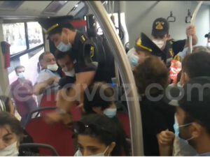 Avtobusda polis və vətəndaş arasında mübahisə – VİDEO