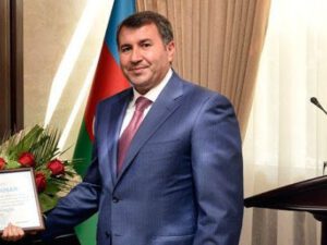 Xaricdə yaşayan blogerlərdən kömək istəyən məmur Şahmar İbadov kimdir? — VİDEO