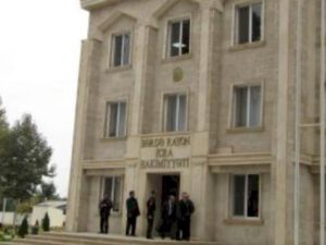 Özünü icra hakimiyyətinin qarşısında yandırmaq istədi